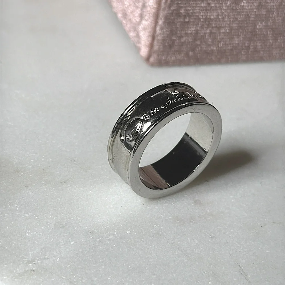 OSCAR DE LA RENTA • SIGNATURE RING | Silver Band Style Designer Ring EUC